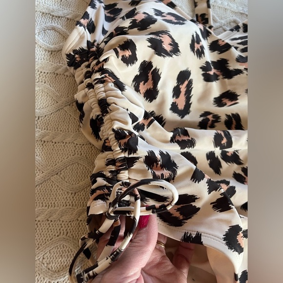 Kona Sol Animal Print 1 Piece Swimsuit Women’s Size Medium - Picture 8 of 10